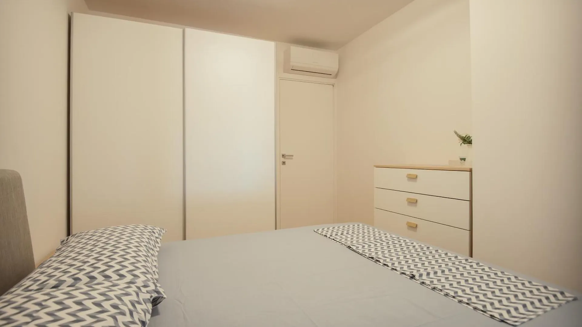 Stella'S Garden Apartment אומאג 0*,